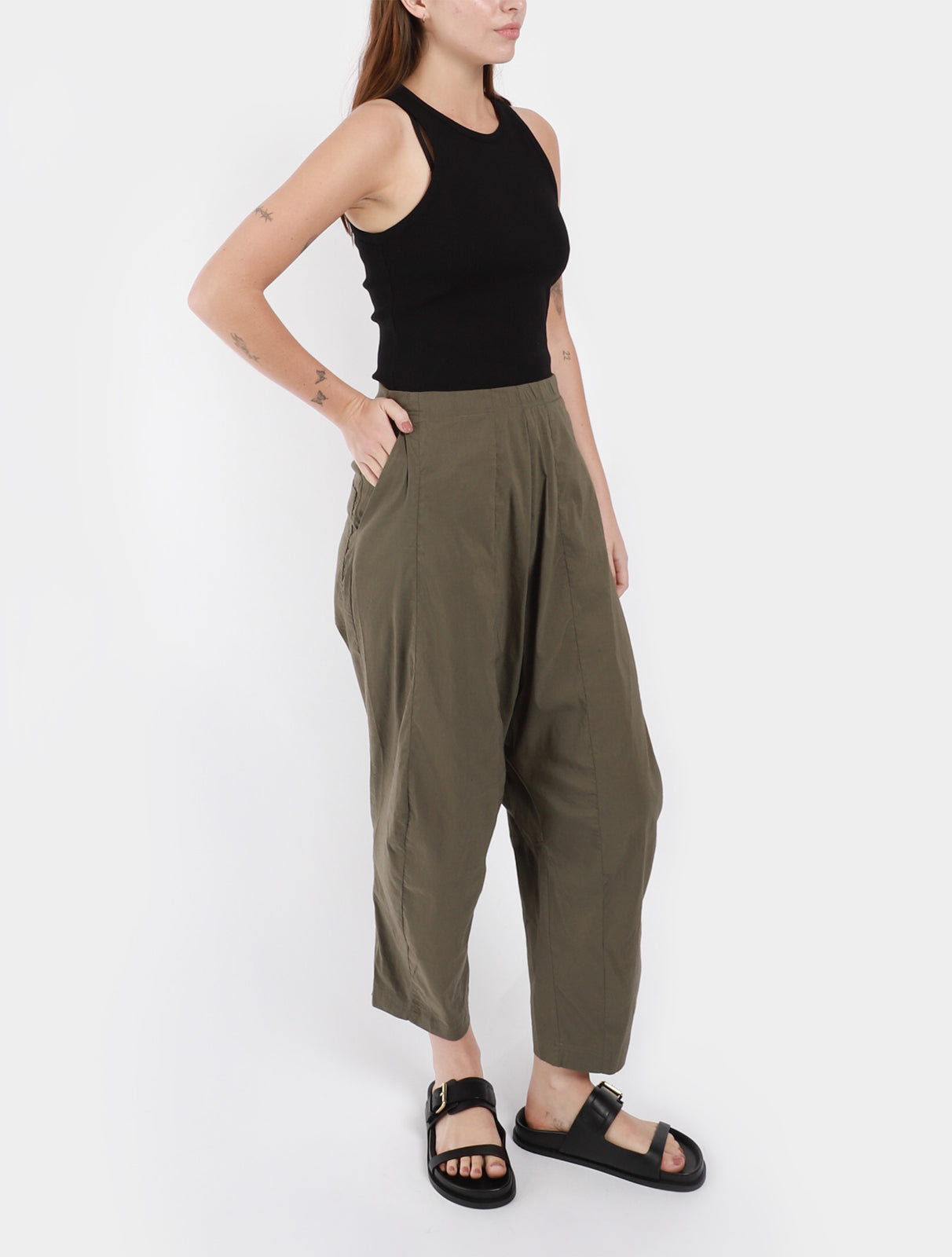 studio-rundholz-stretch-pants-olive_2.jpg